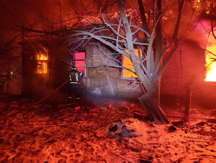 В селе Чапаевка сгорел частный дом после удара дрона ВСУ