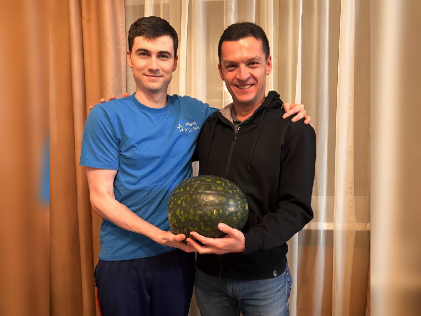 Запорожский космонавт Зубрицкий получил арбуз, который не прилетел к нему на МКС