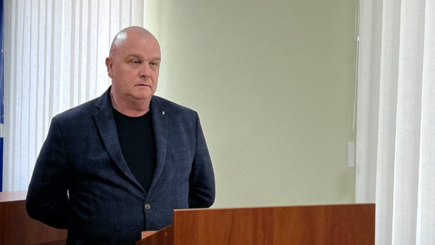 Пьяный замглавы Акимовского округа Халевин уснул на лавочке и обматерил полицейских