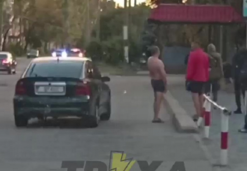 Полуобнаженный мужчина на остановке взбудоражил жителей Запорожья и попал на видео