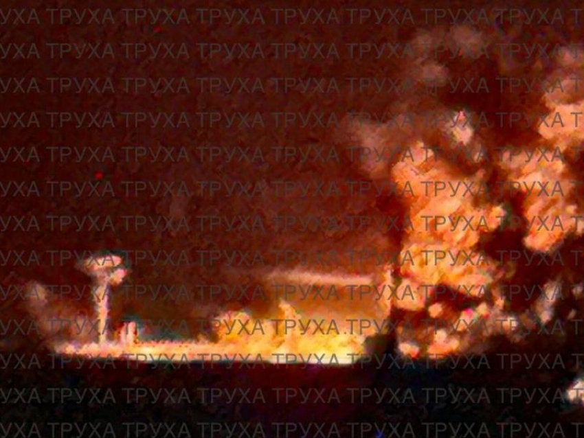 Здания промышленного завода вспыхнули ночью в Запорожье после удара «Гераней»