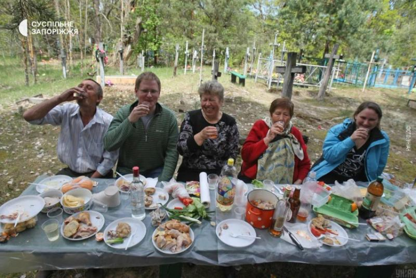 Запорожцы устроили на кладбищах массовую пьянку, несмотря на запрет