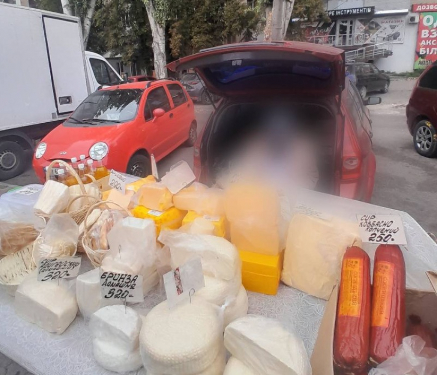 Власти Запорожья открыли охоту на бабушек, продающих на улицах домашнее молоко и масло