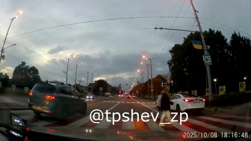Появилось видео, как лихач на иномарке едва не сбил пешеходов в Запорожье