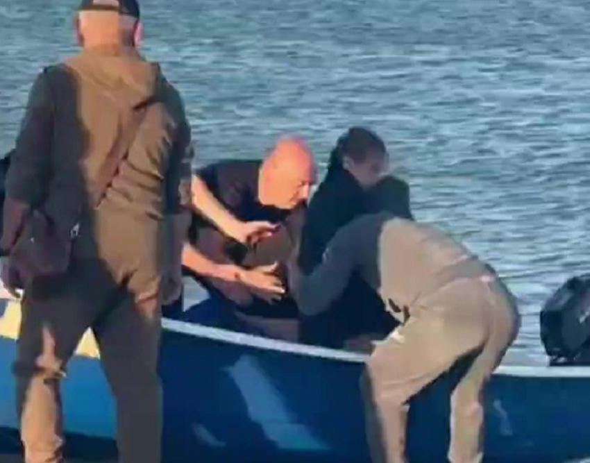 Двух детей унесло на три километра от берега на сапборде в Бердянске