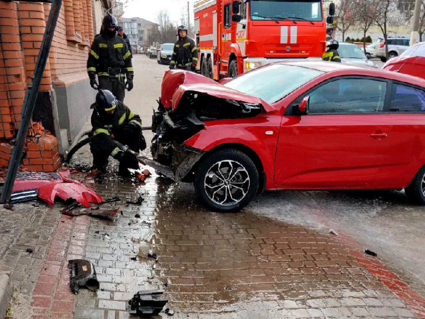 Водитель красной Kia попала в больницу после столкновения с ограждением в Мелитополе