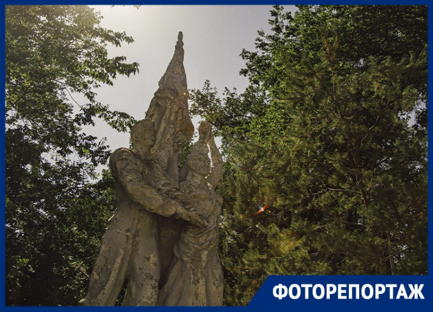 «Будто из Чернобыля»: как спустя 65 лет после установки выглядит памятник интернациональной дружбе в Мелитополе