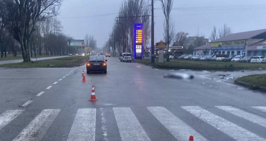 В Запорожье машина насмерть сбила пожилую женщину