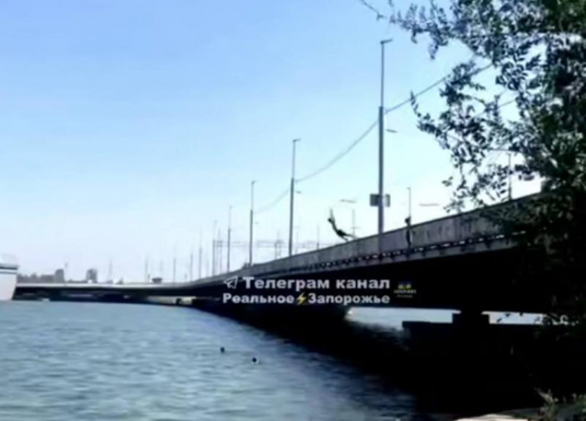 Подростки-экстремалы, прыгающие в Днепр с моста, попали на видео в Запорожье