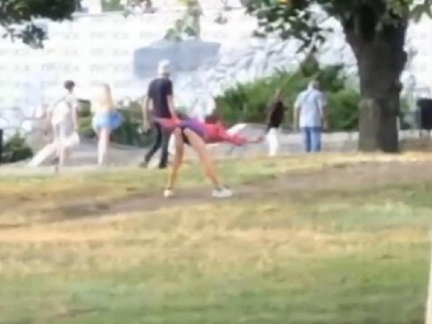 «Это тверк или уже стриптиз?»: девушка с чёрными трусиками стала звездой соцсетей после танца в Запорожье