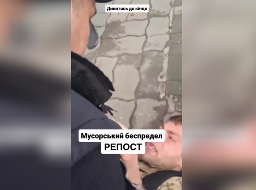 Появилось видео, как полицейский набросился на военного ВСУ средь бела дня в Запорожье