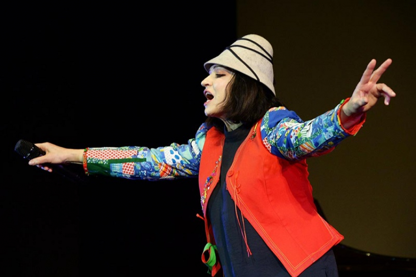 Вирусный трек, дружба с Пугачевой и известные сыновья: как певица из Запорожья Любаша написала главные хиты века