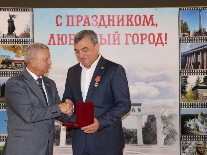 Мэр Мелитополя получил Орден «За заслуги перед Запорожской областью» несмотря на городские проблемы