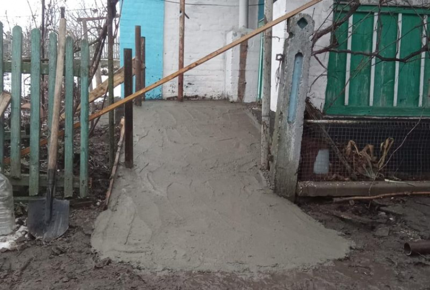 В Молочанске бригада ингушей сделала пандус для инвалида