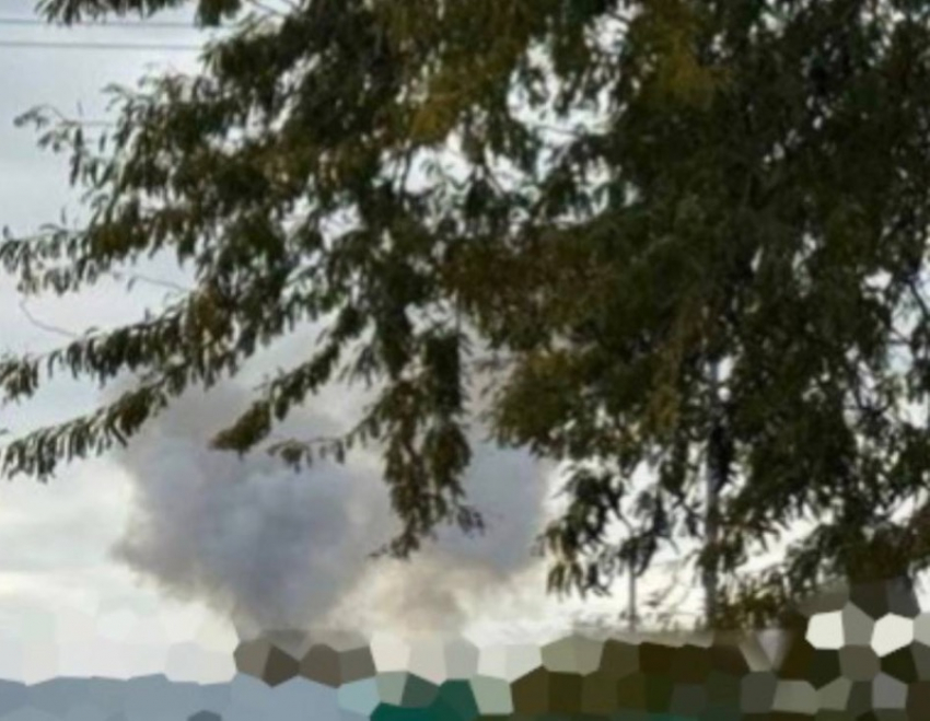 Столб дыма поднялся над Запорожьем после взрывов: атаковано местное предприятие