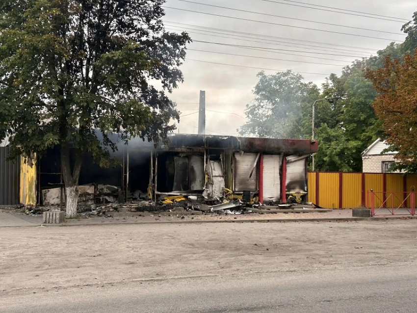 Два магазина в Каменке-Днепровской сгорели после ударов ВСУ в ночь на 24 июля