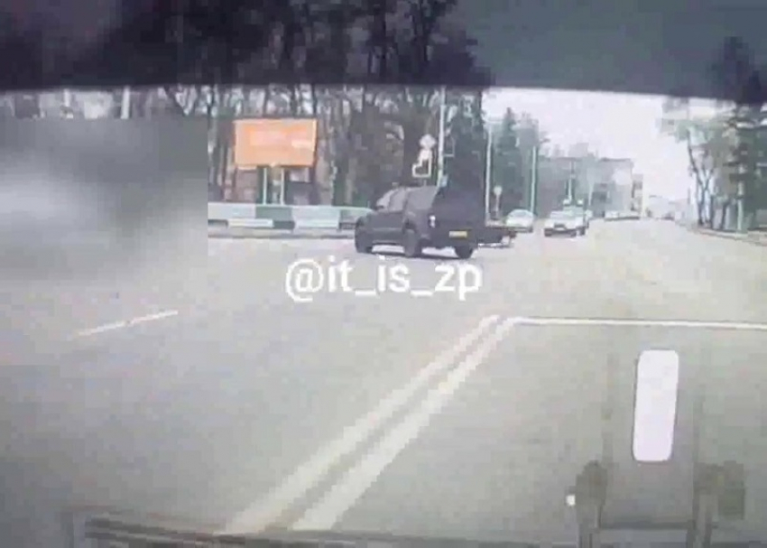 Рискованный маневр водителя под носом у полицейских попал на видео в Запорожье