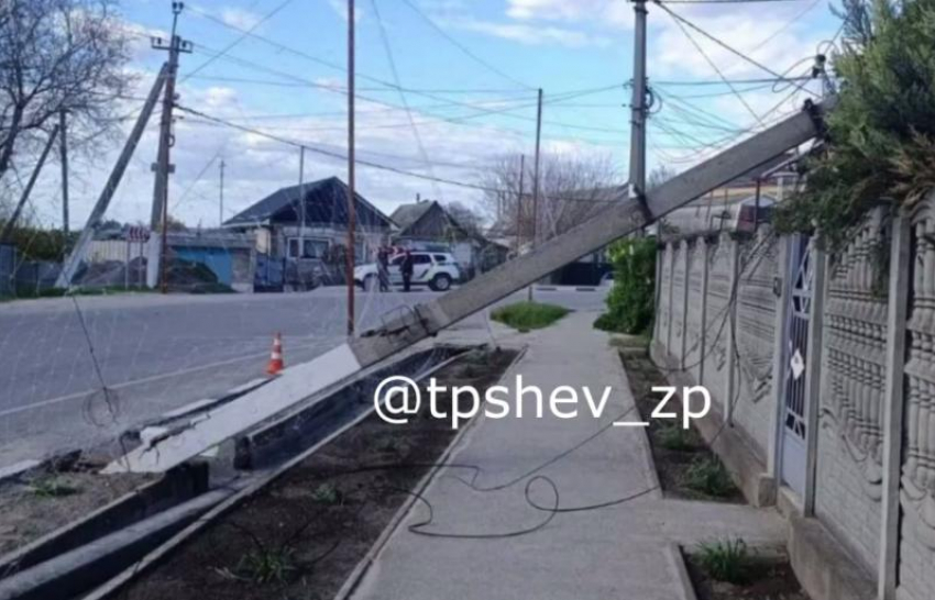 Появилось видео, как иномарка на полной скорости снесла столб в запорожском Балабино