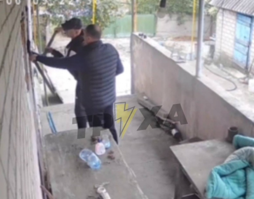 Двое мужчин ограбили дом в прифронтовом селе Запорожской области и попали на видео