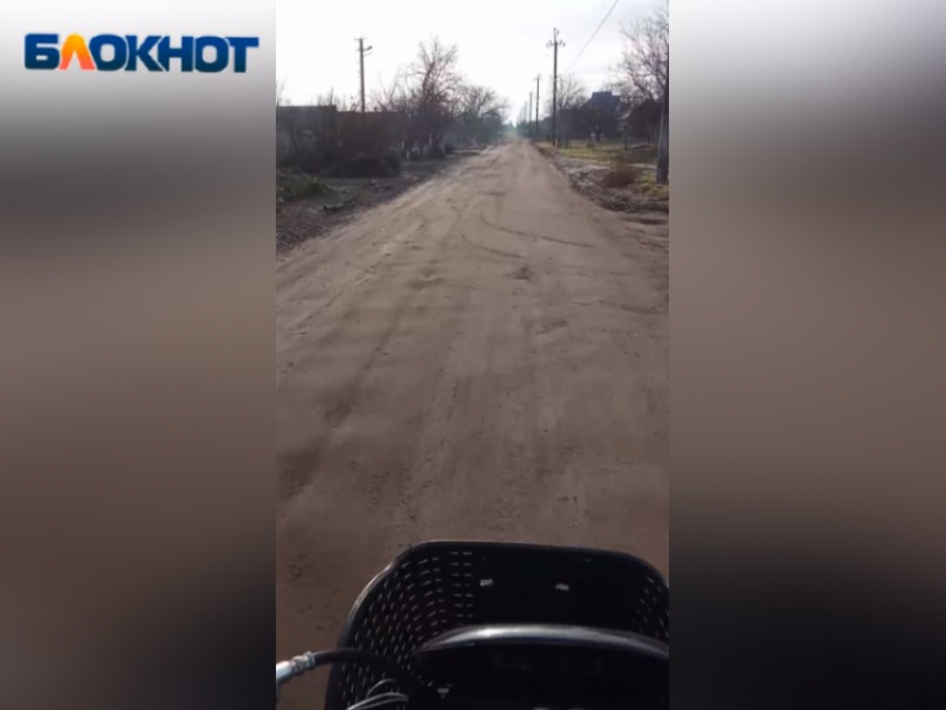 Велосипедист из Вознесенки на видео возмутился плохой дорогой на улице Огородной