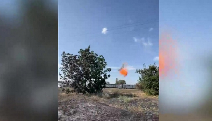 На видео попал момент поражения из автоматов дронов ВСУ, летевших на железную дорогу в Токмаке 