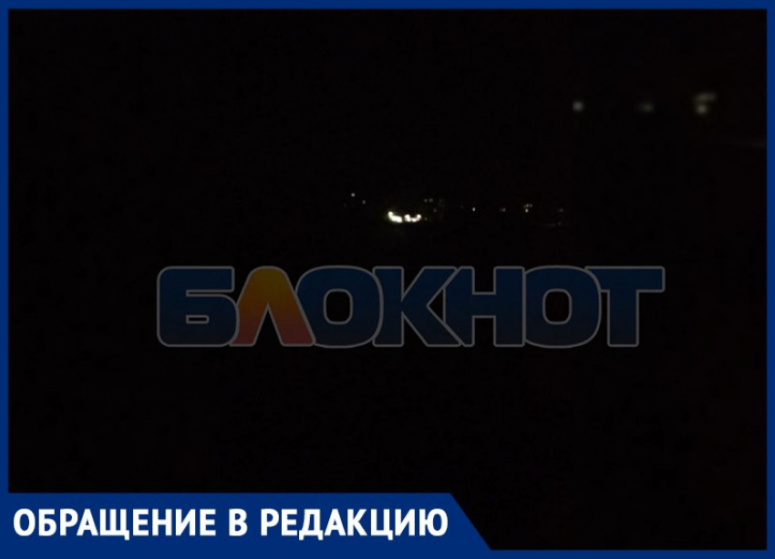 Жизнь во тьме: днепрорудненцы показали, как рискуют здоровьем на неосвещённых улицах