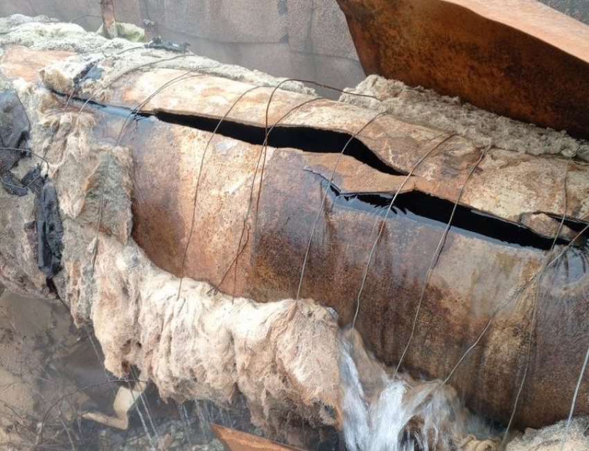 Пухов показал пробоину на тепловых сетях, оставившую энергодарцев без отопления