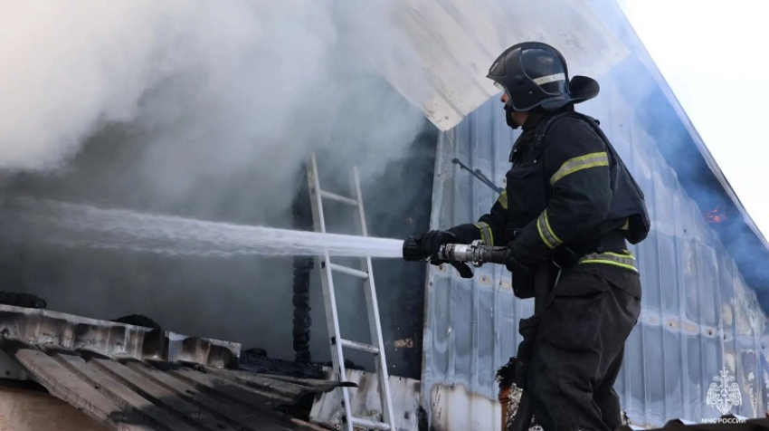 Дом загорелся после удара дроном ВСУ в Мелитополе