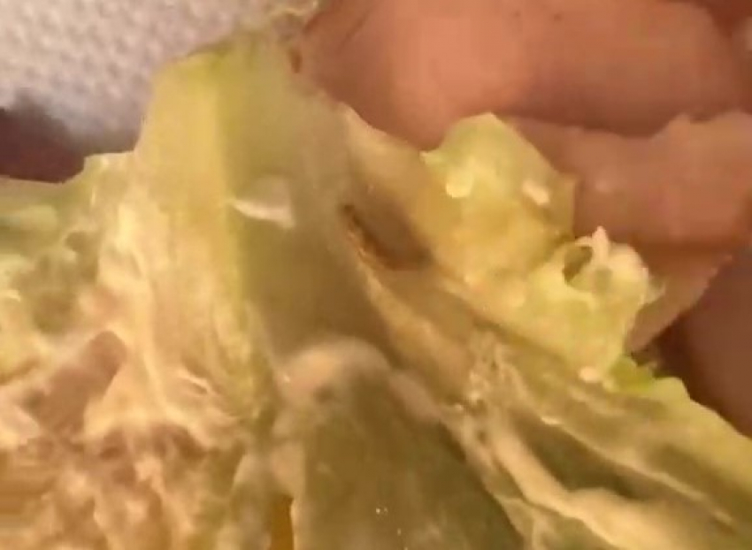 Круассан с опарышем купила в пекарне жительница Запорожья