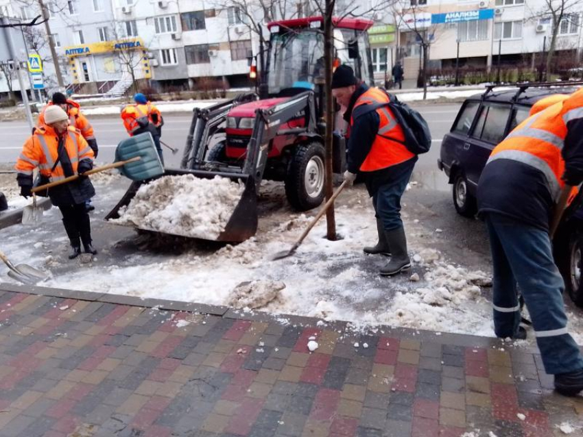 Усиленную работу энергодарских коммунальщиков показал мэр Пухов