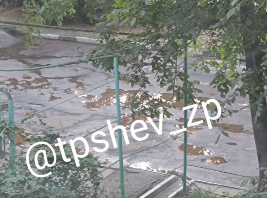 Стало известно, из-за чего всю улицу в Запорожье залило ржавой водой