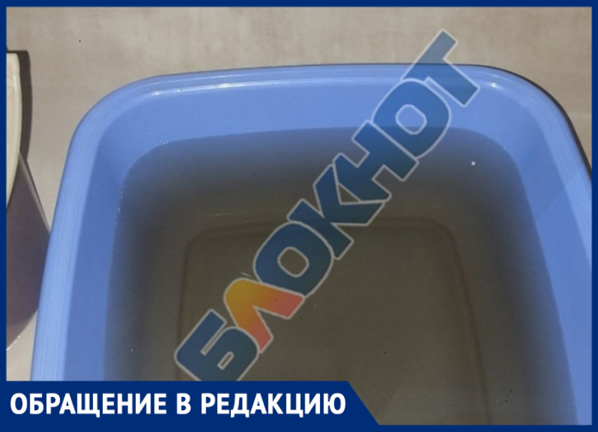 «Воняет болотом»: жительница Михайловки показала подозрительный цвет воды из-под крана