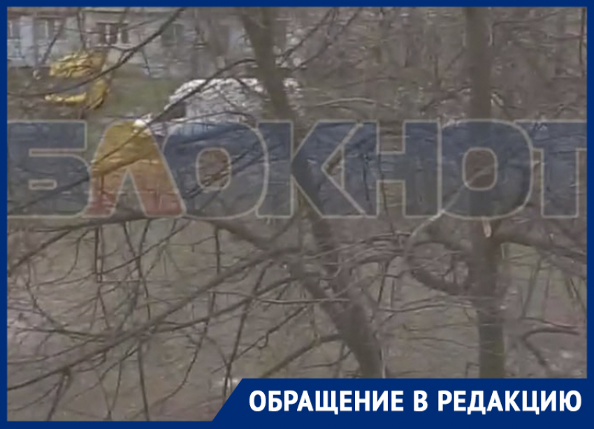 Водители «оккупировали» двор дома и устроили в нём грязевой замес в Мелитополе 