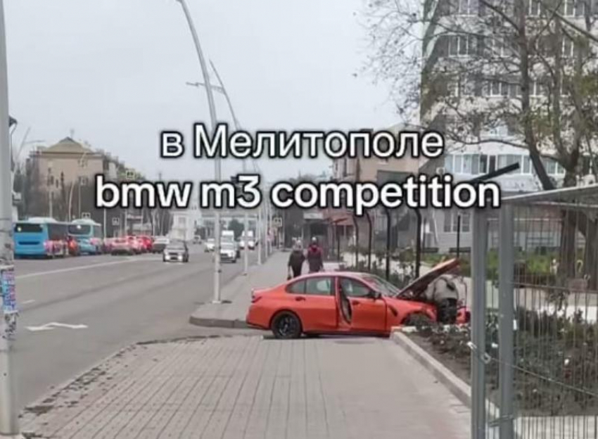 Лихач на BMW влетел в корпус МелГУ: блогер показал кадры с места ДТП