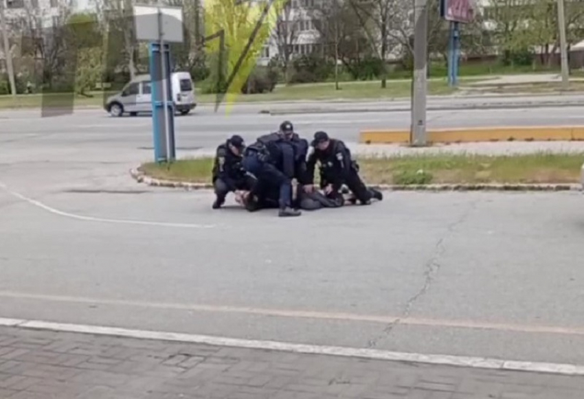 Мужчина потерял сознание во время задержания полицейскими в Запорожье