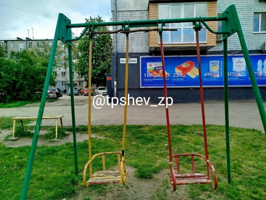 Необычный способ ремонта суровых качелей показали в Запорожье