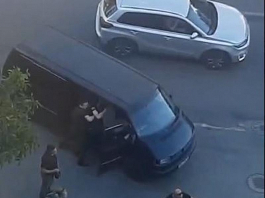 Запорожца скрутили на глазах у прохожих возле автобусной остановки