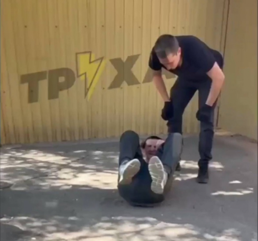 Мужчина с голым членом приставал к прохожим и получил за это по лицу в Запорожье
