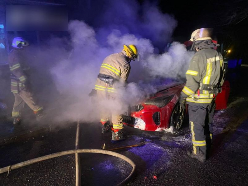 Kia Stinger неожиданно взорвался на запорожской дороге