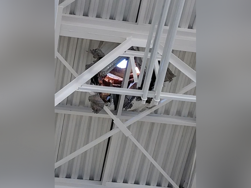 Дрон ВСУ ударил по крыше оздоровительного комплекса в Энергодаре