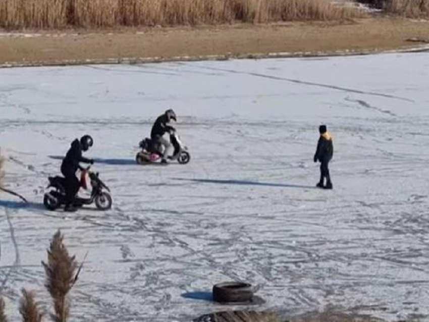 Опасное развлечение на льду сняли на видео в городе Запорожье