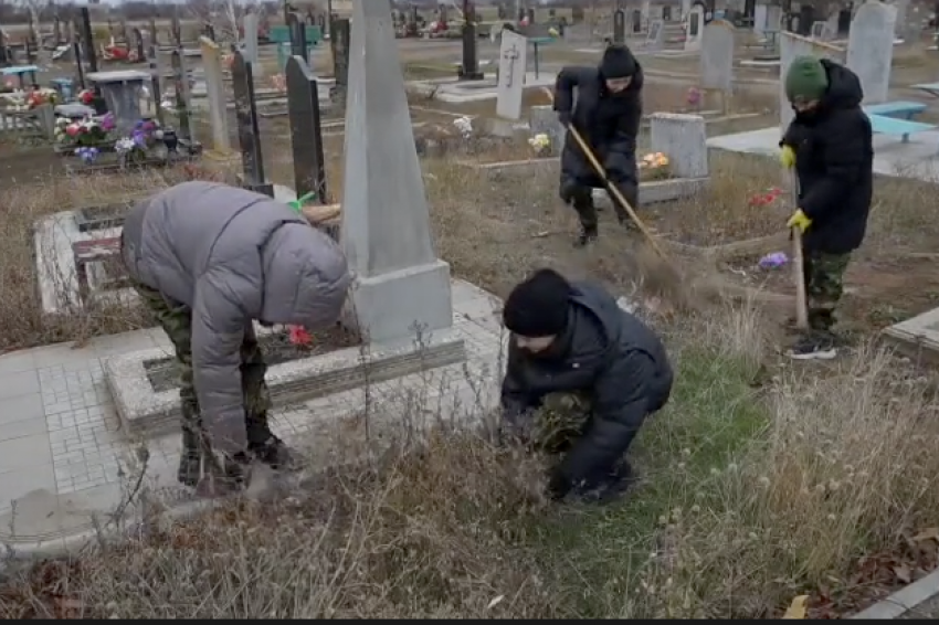 В Приазовском запорожские школьники навели порядок на могиле героя ВОВ