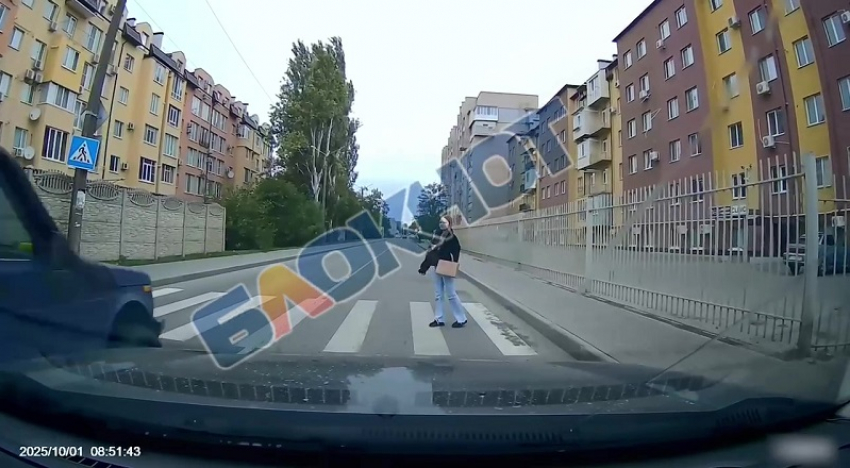 Появилось видео, как водитель «Нивы» едва не сбил ребенка на пешеходном переходе в Мелитополе