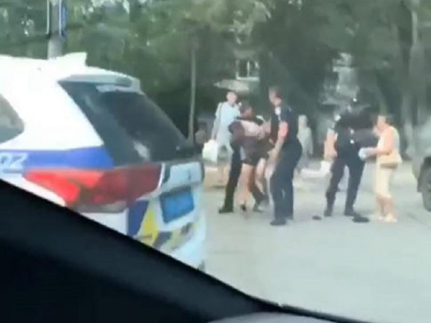 Появилось видео, как мужчину скрутили полицейские под романтическую музыку в Запорожье