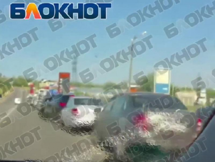 Огромную очередь за канистрой бензина показали в Мелитополе