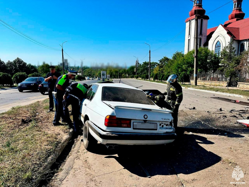 В МЧС показали фото с места жуткой аварии с двумя пострадавшими в Бердянске