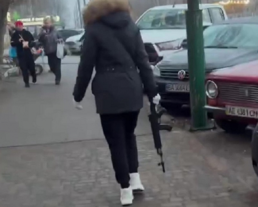 Жительница Запорожья напугала горожан автоматом и попала на видео