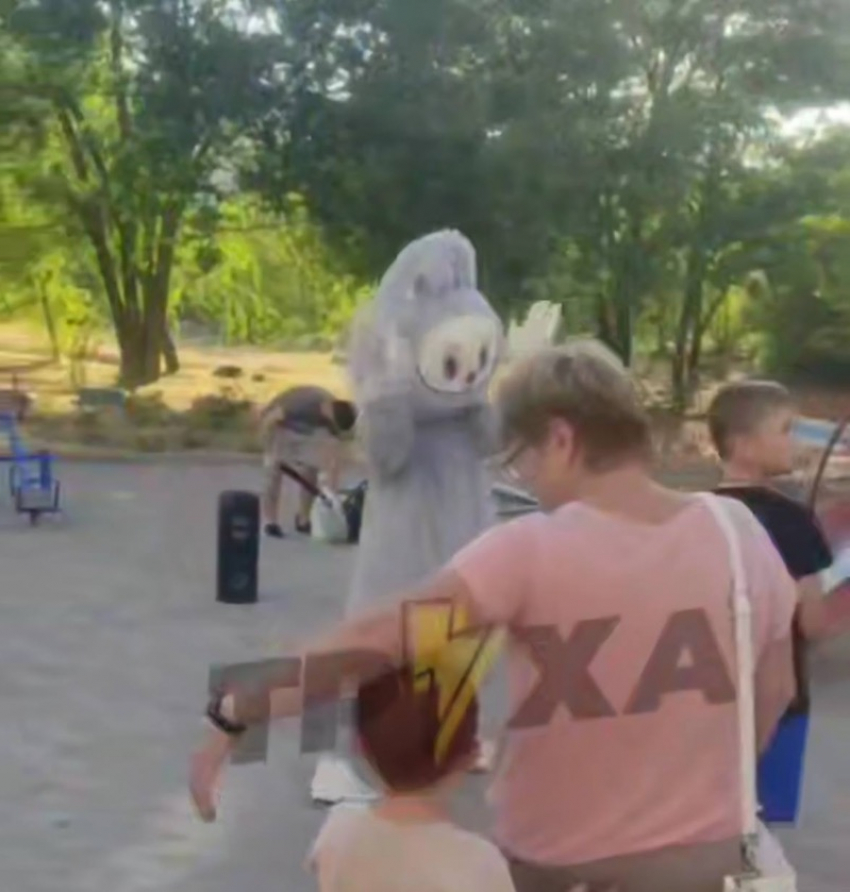 Огромную серую Лабубу заметили на детской площадке в Запорожье