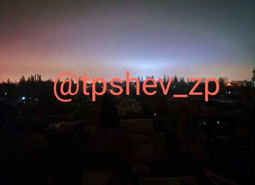 Сине-фиолетовое свечение в небе запечатлели жители Запорожья в ночь на 12 ноября