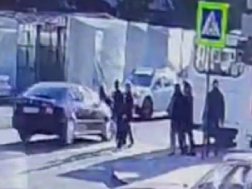 Чёрная Škoda снесла 18-летнюю девушку у шахматной школы в Мелитополе: момент ДТП попал на видео